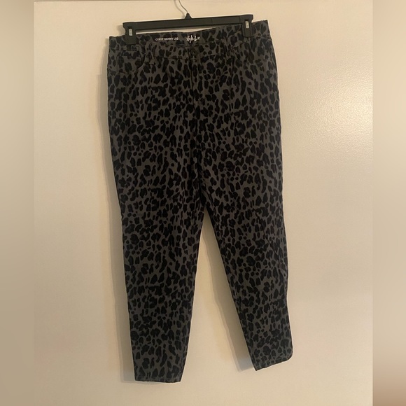 Size 14 tapered leg, curvy pants. NWOT. Animal print in black/gray jeggin… - Picture 12 of 12